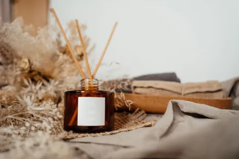 7 Rekomendasi Reed Diffuser Terbaik untuk Suasana Rumah Mewah, Segar & Relaks